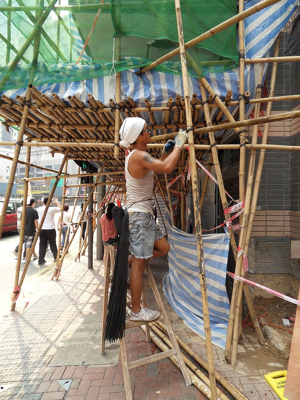 香港師傅搭建竹棚進行樓宇維修